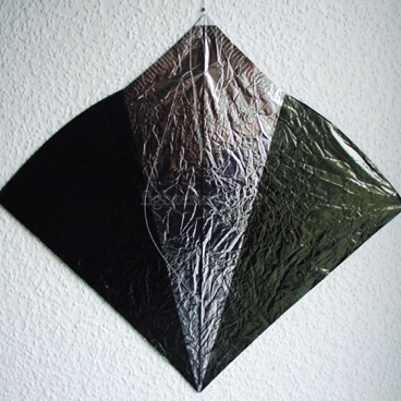 Segel: geätzt
Segelmaterial: Mylar
Bogenstab: Carbon 1,3 mm
Mittelstab: Bambus geschnitzt
Gesamtgewicht: 7,0 g Segel: geätzt
Segelmaterial: Mylar
Bogenstab: Carbon 1,3 mm
Mittelstab: Bambus geschnitzt
Gesamtgewicht: 7,0 g